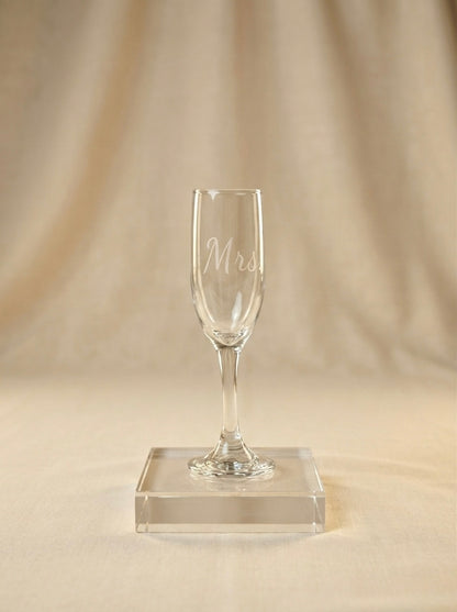 Wedding Toast Glasses Personalized Champagne Flute Elegant Crystal Design Custom Engraved Keepsake Romantic Gift Idea Special Occasion Glassware Permanent Laser Customization Anniversary Present Essential Engagement Celebration Accessory
