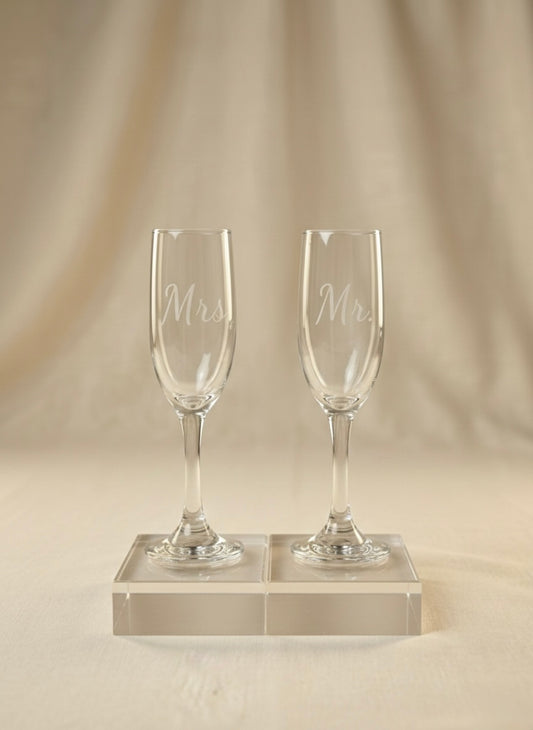 Personalized Champagne Flute Wedding Toast Glasses Custom Engraved Glassware Wedding Gift Idea Bride Groom Names Elegant Crystal Design Permanent Laser Engraving Special Celebration Keepsake Romantic Anniversary Present Engagement Party